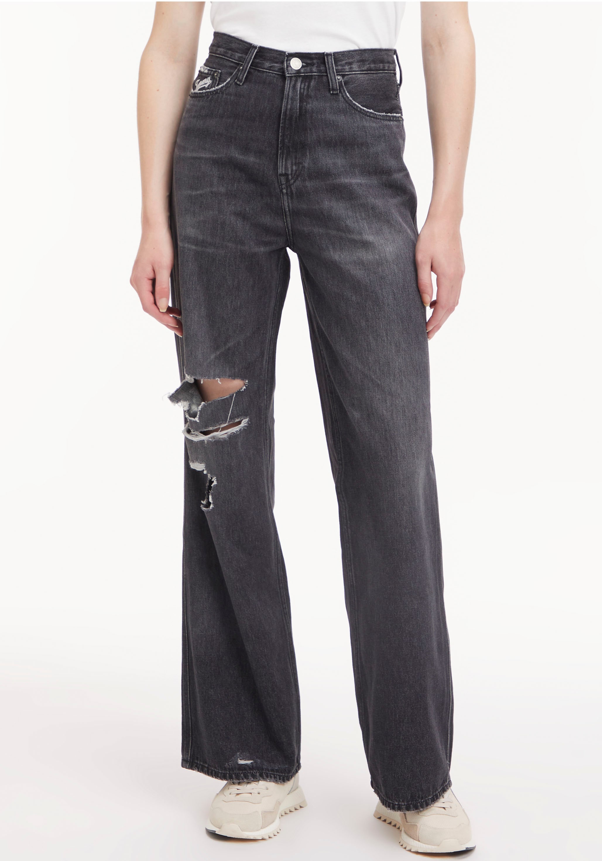 Tommy Jeans Weite Jeans »CLAIRE HR WIDE AG8081«, mit gesticktem Tommy Jeans Schriftzug & Destroyed-Details