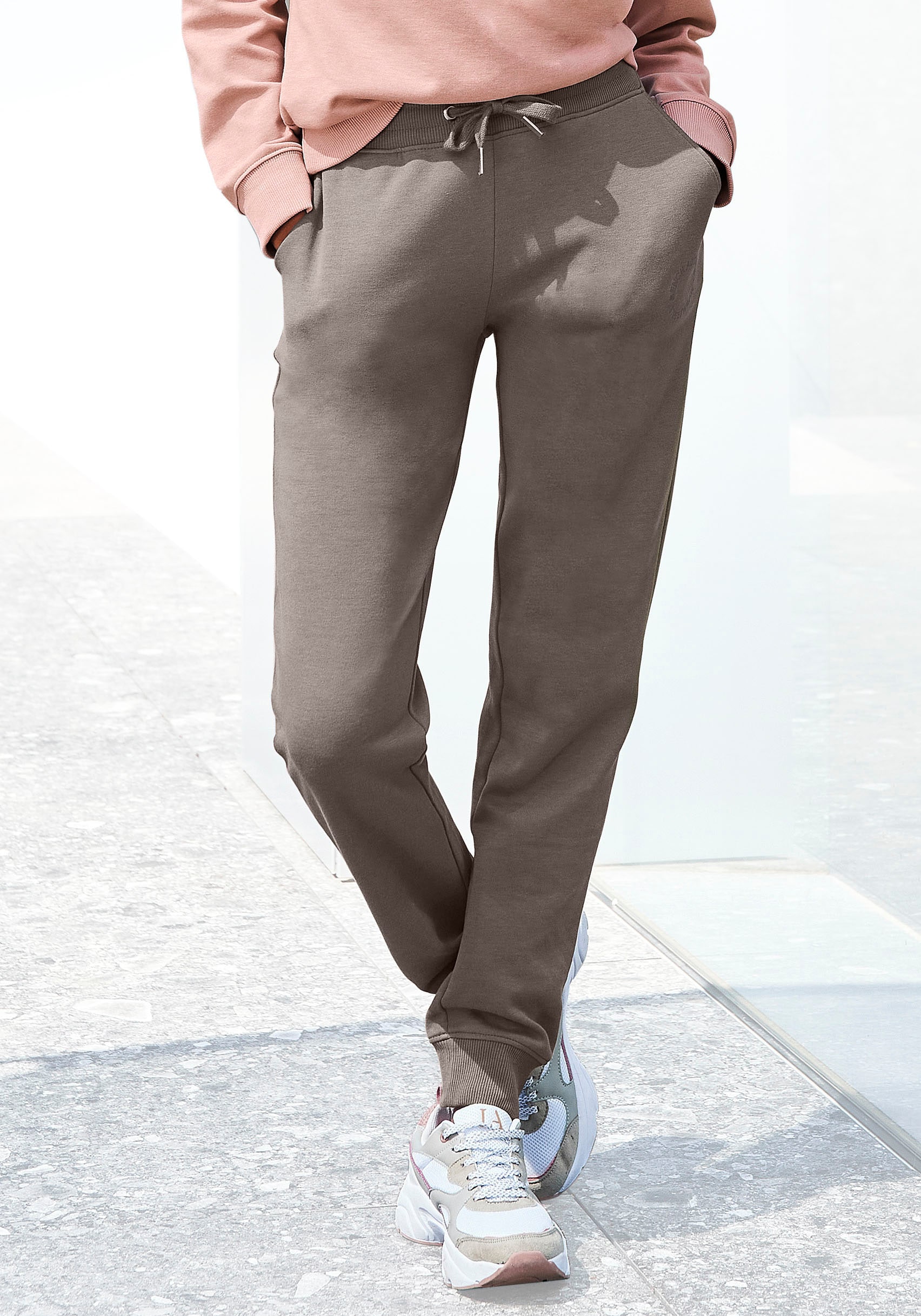 Bench. Jogginghose, mit dezenter Logostickerei