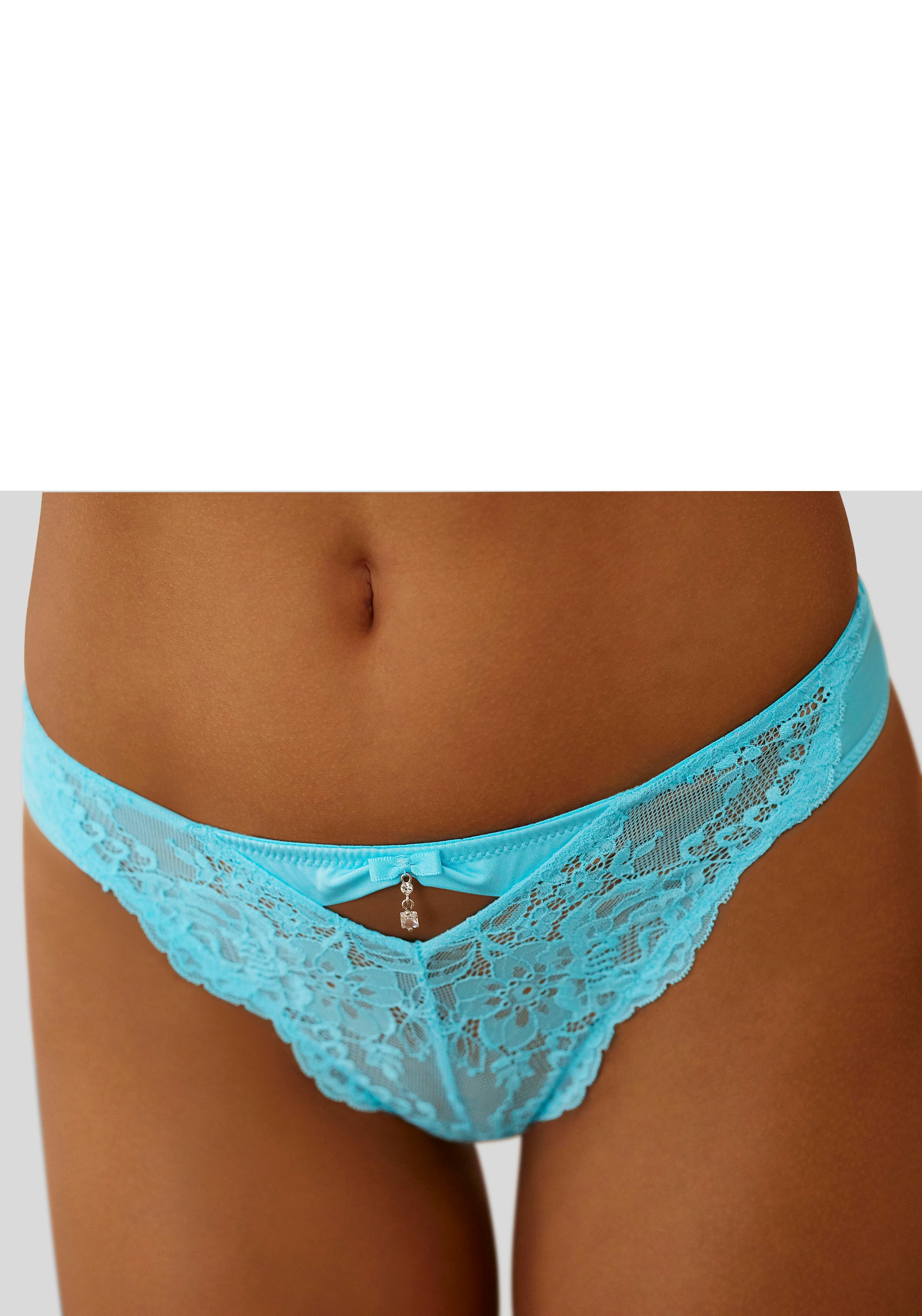 Vivance String, mit kleinem Cut-Out und Schmuckaccessoire