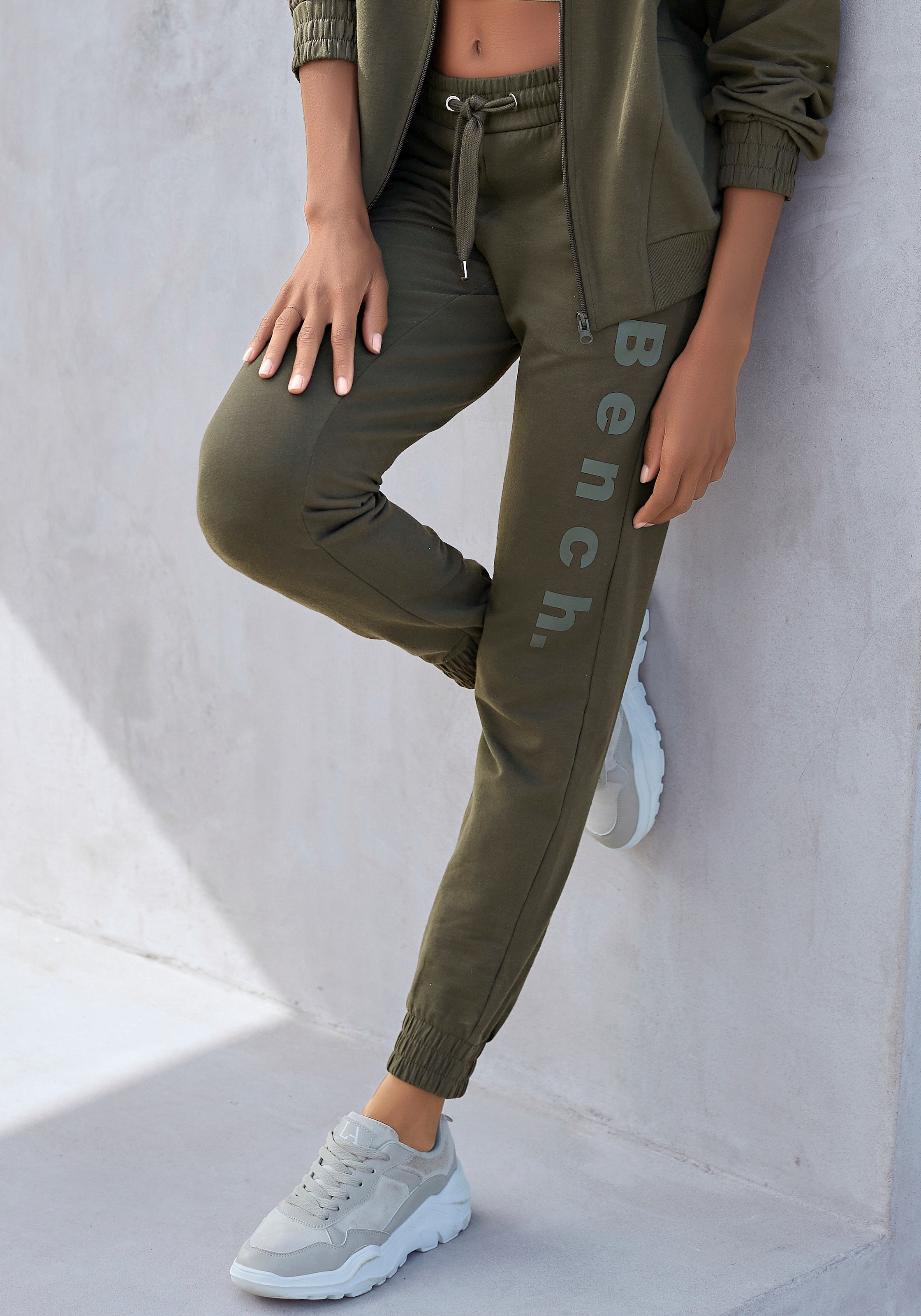 Bench. Homewearhose, mit Reissverschluss Taschen