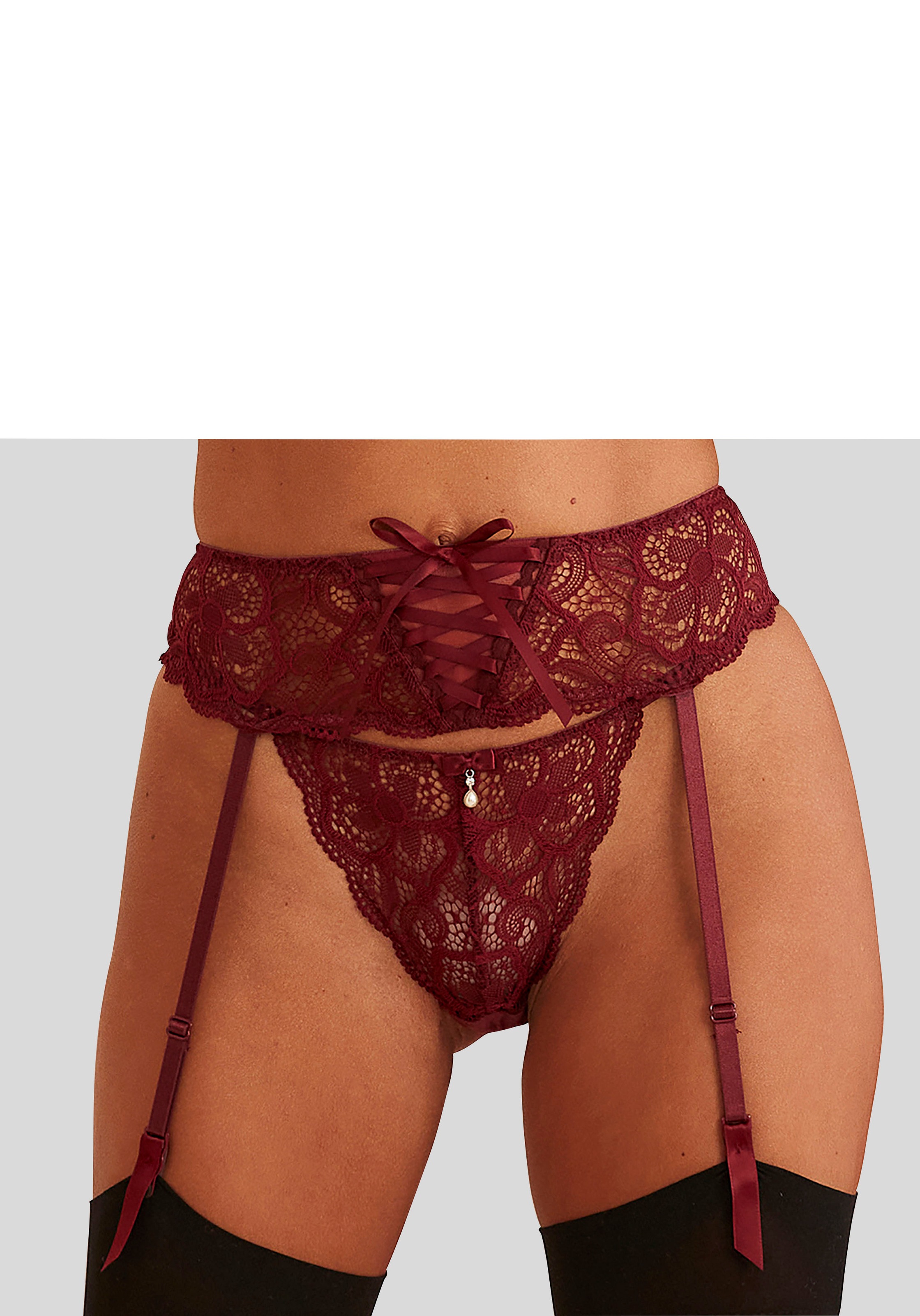 LASCANA String »Nikoletta«, aus floraler Spitze mit Accessoire in Perlenoptik