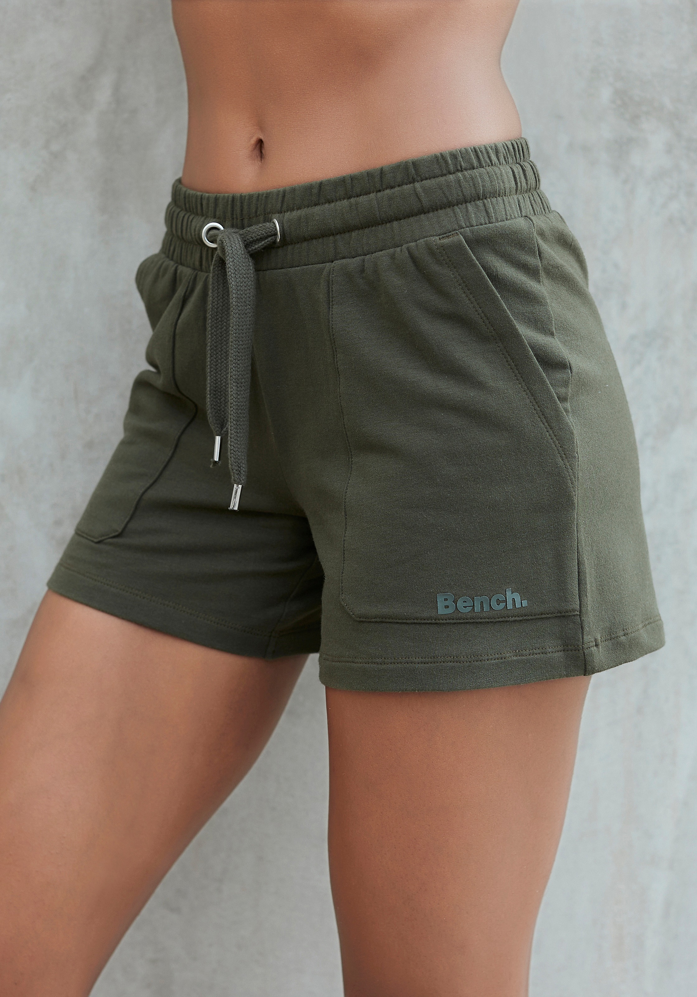 Bench. Relaxshorts, mit aufgesetzten Taschen