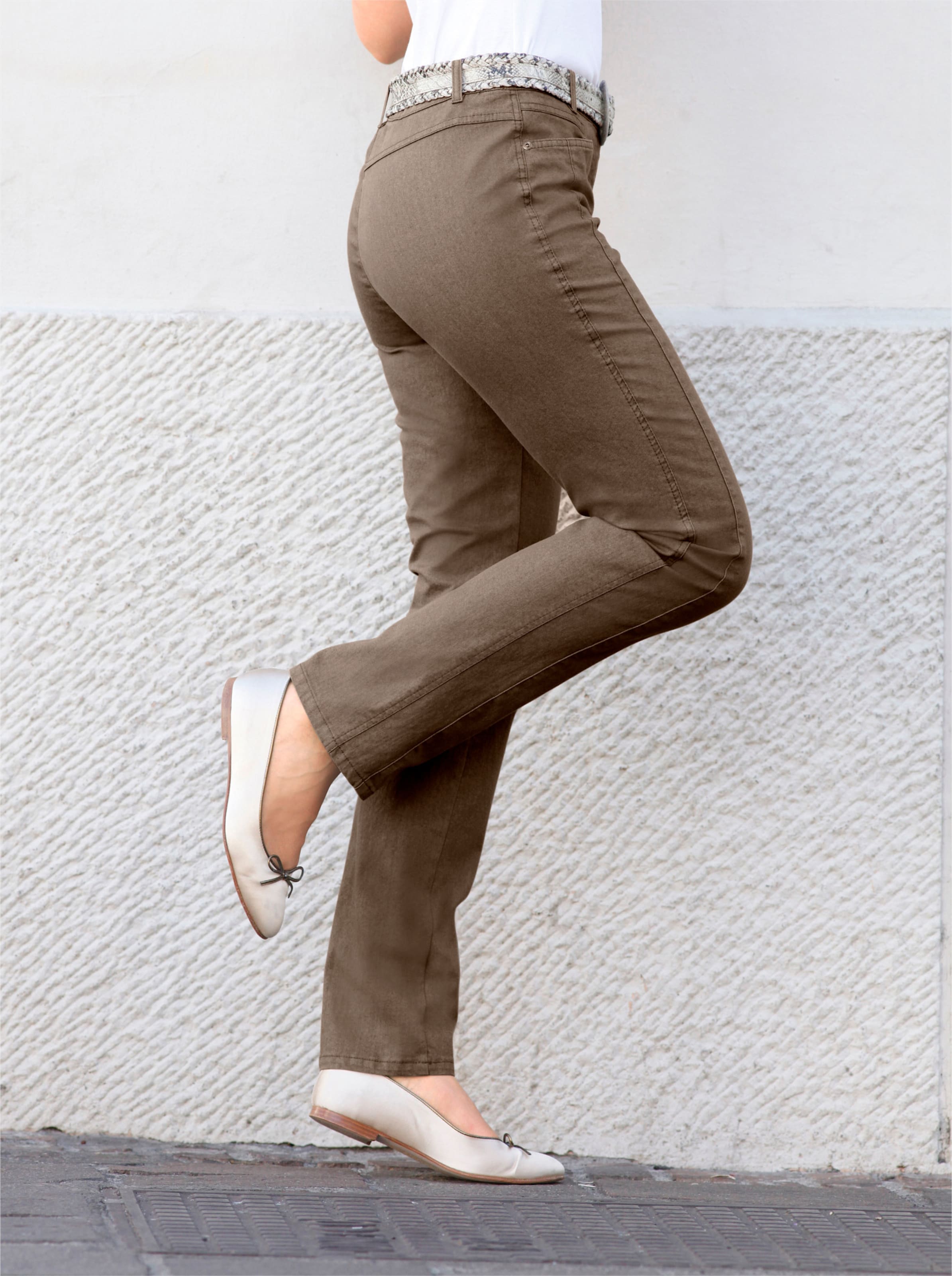 Gerade Jeans in taupe von Cosma